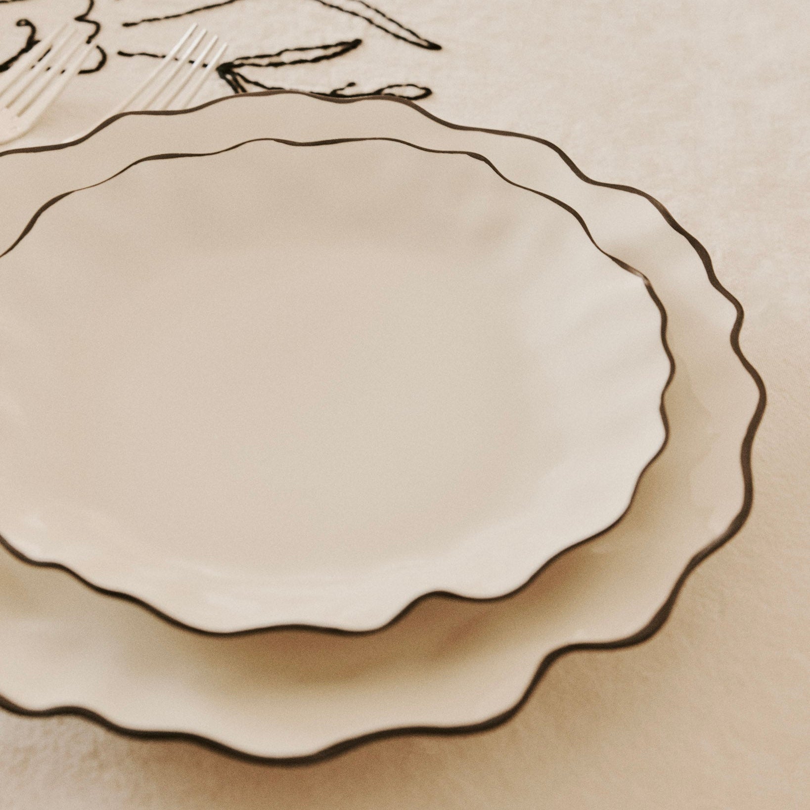 Ribbon Dinner Plate Plates LES Collection - Atelier Saucier