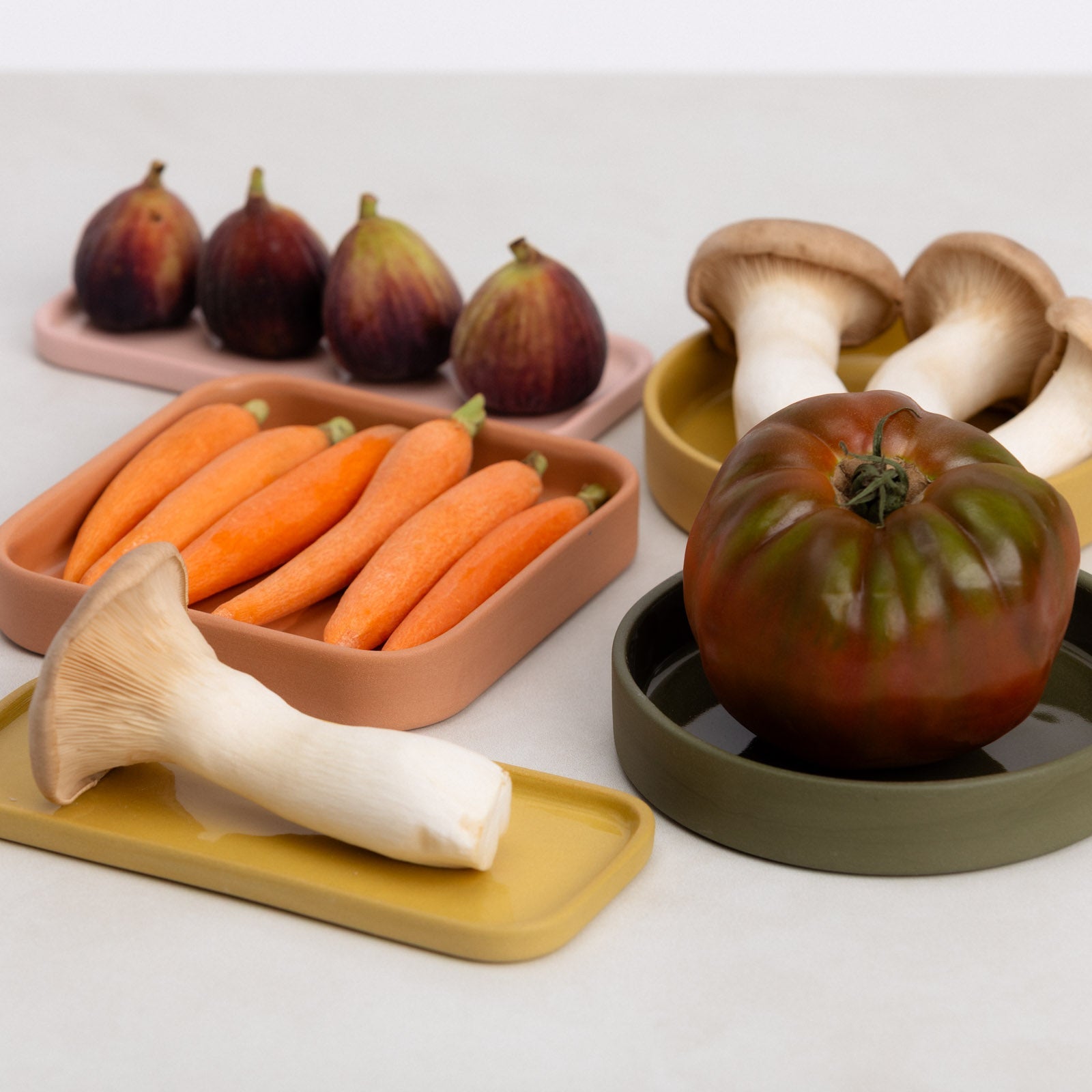 Round Tray Plates Pigeon Toe Ceramics - Atelier Saucier